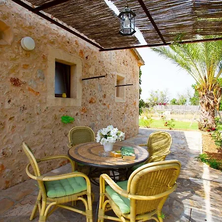 Dom wakacyjny Gemuetliche Kleine Ferienfinca Mit Pool